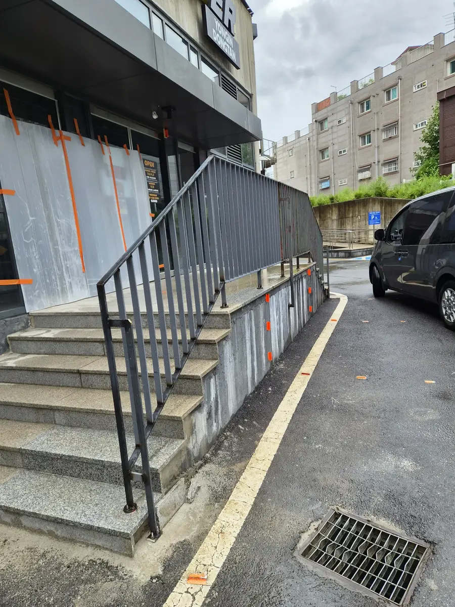 상가 출입 계단 평철 난간 설치 후 벽면 상태