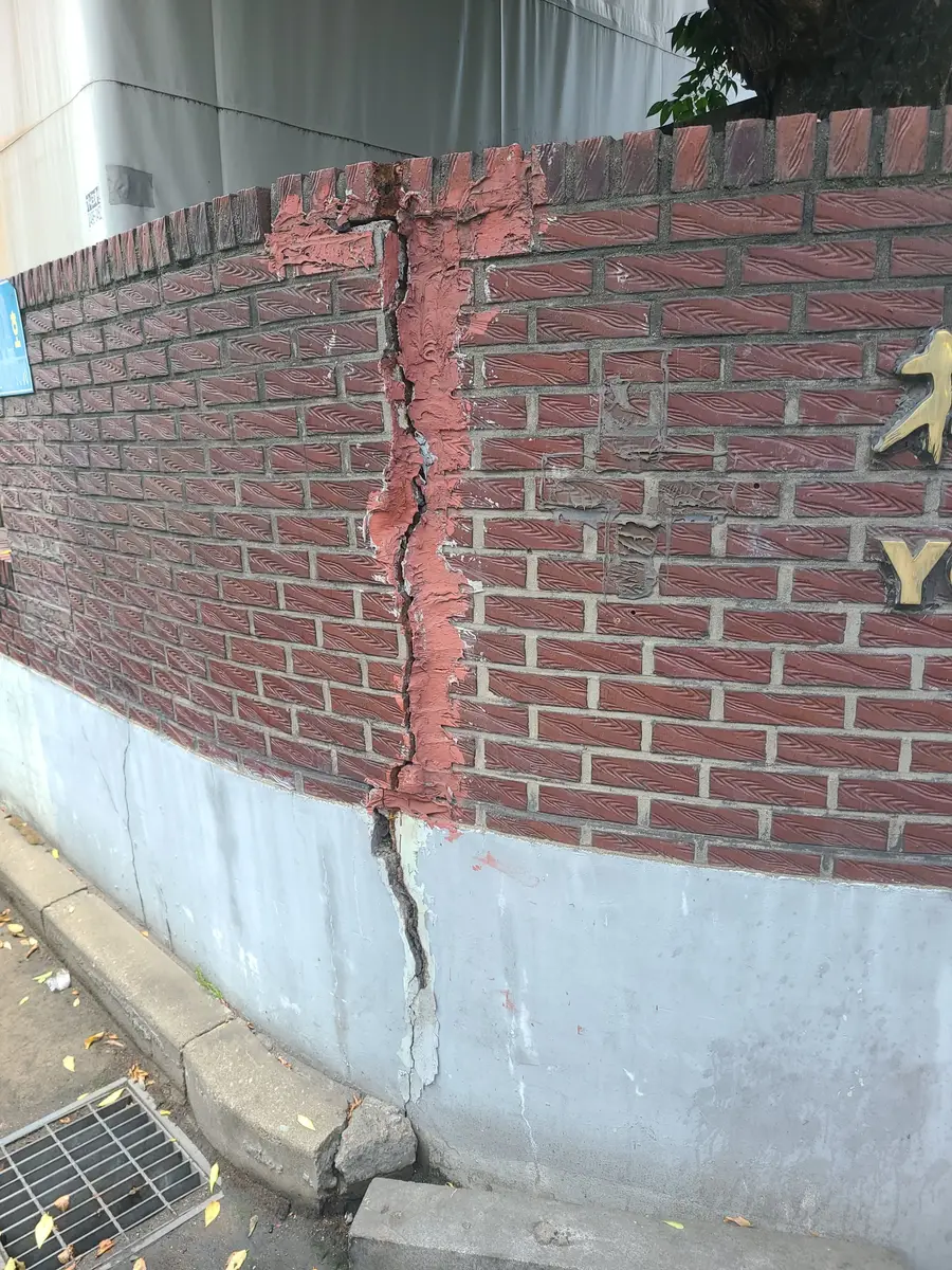 곡선 벽돌 담장 세로 균열 보수 이전 전체 모습
