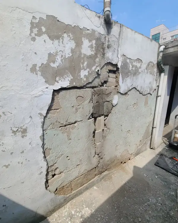 들뜬 담벼락 미장·도장 보수 이전
